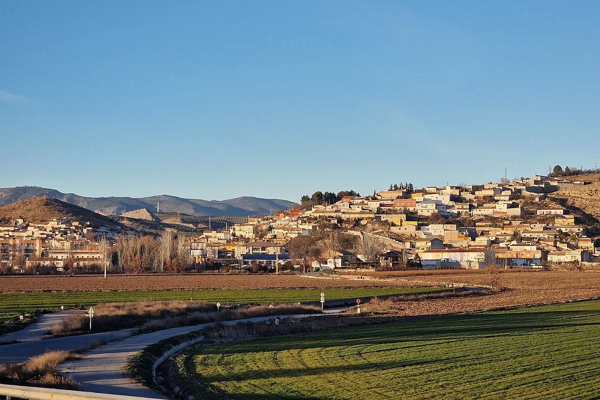 Un joven que hacía el pino en Pinos Puente (Granada) cae por un puente y tiene que ser rescatado