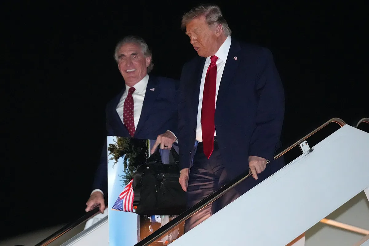 Trump asegura que no hay soldados heridos en el accidente de helicóptero en el estrecho de Ormuz: "Están bien"