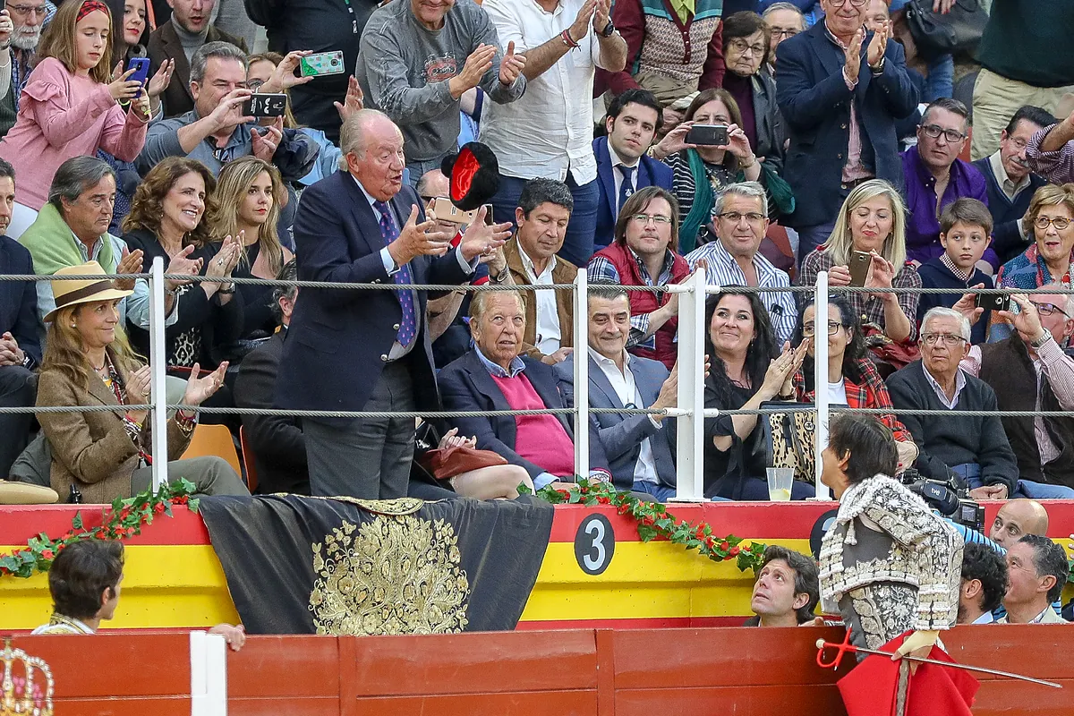 Juan Carlos I sale de Abu Dhabi para regresar a los toros, siete años después, en el Domingo de Resurrección de Sevilla