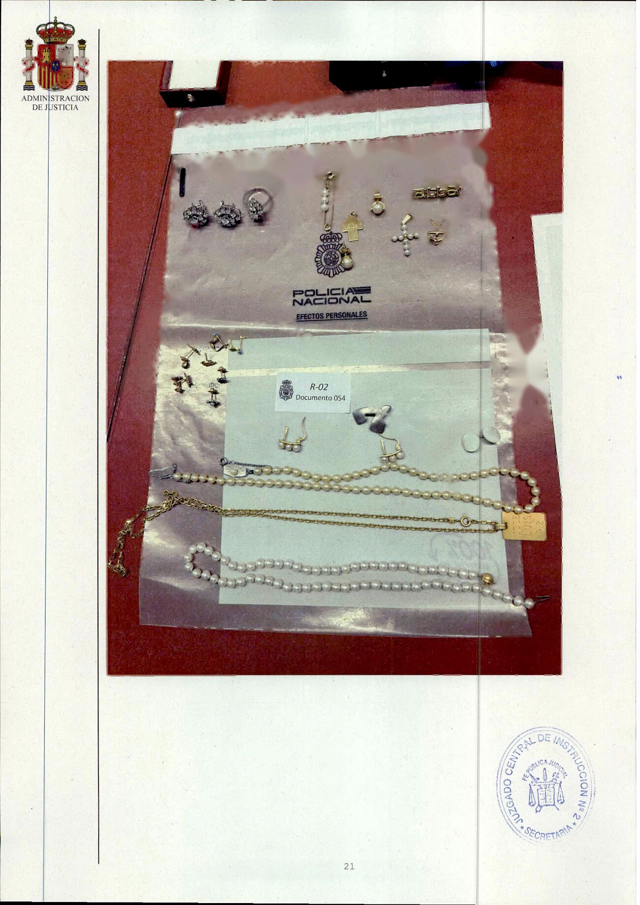 Pendientes, collares, sortijas, alfileres dorados y una cruz dorada