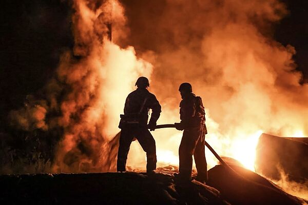 Bomberos ucranianos intentan apagar un fuego en un lugar no especificado.
