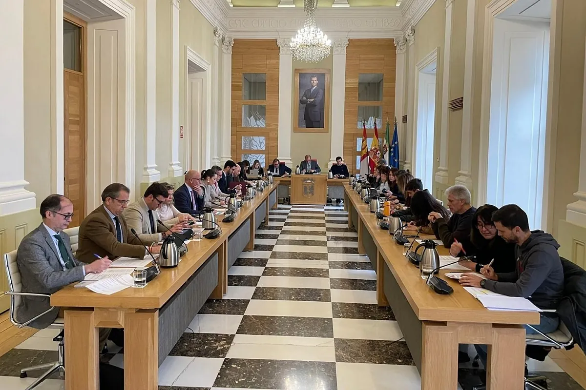 El Ayuntamiento de Cáceres rechaza declarar a Donald Trump persona 'non grata' con la abstención del PSOE