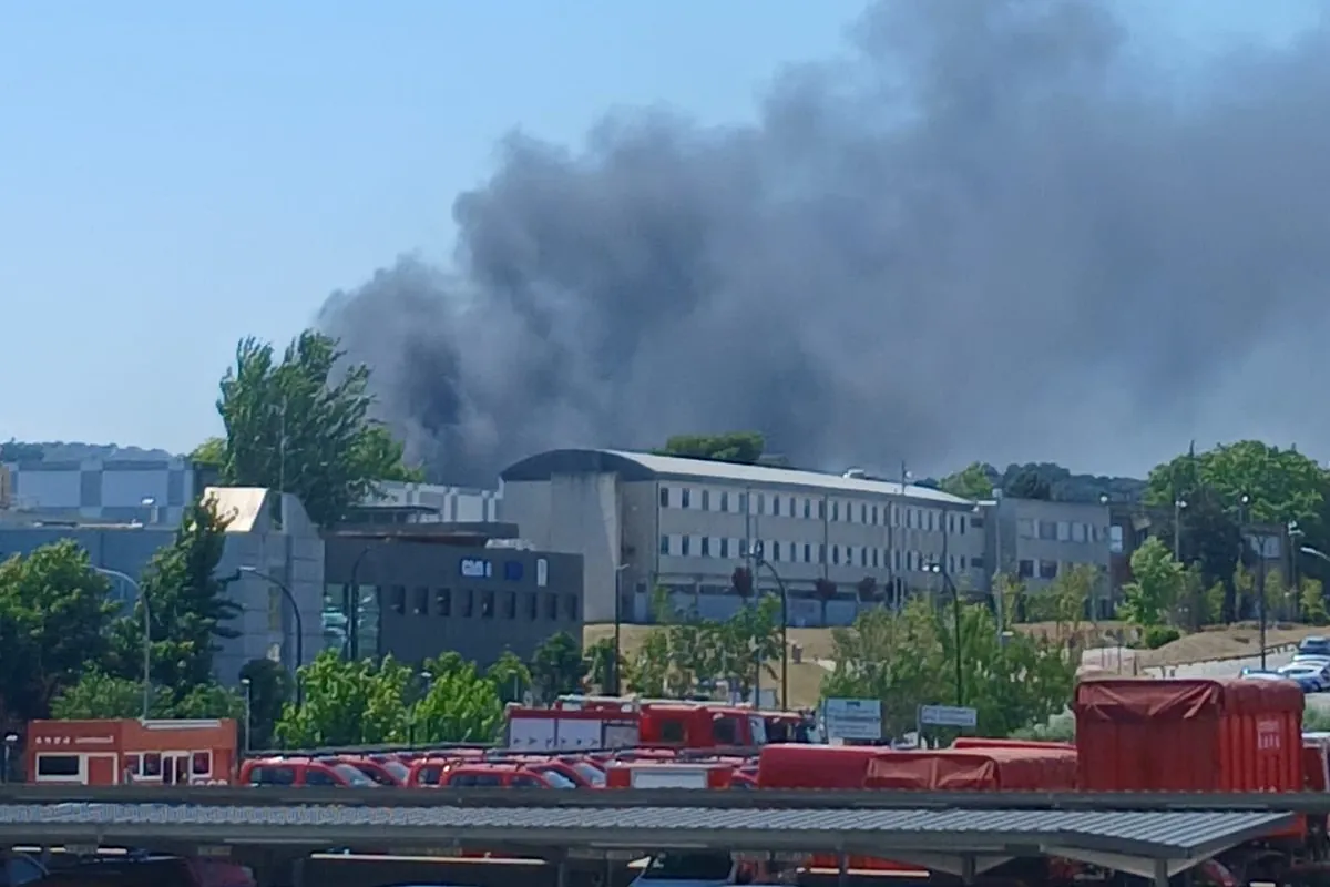 Un incendio quema un centro de investigación de la UAB y obliga a evacuar uno de los edificios del IRTA-CReSA