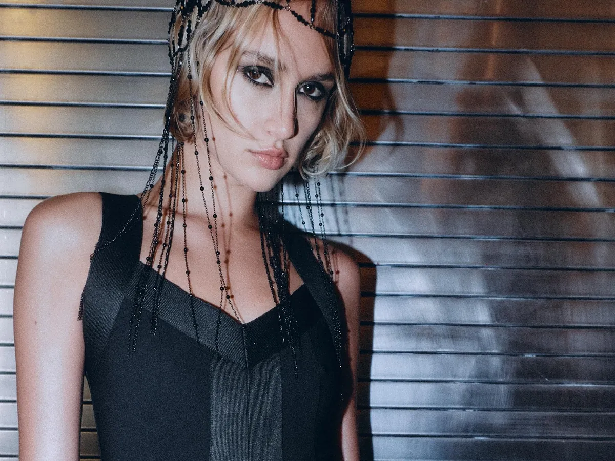 Después de recorrer 20 tiendas: estos son los 8 básicos de Mango y Zara que elevarán tu look en la cena de Nochevieja