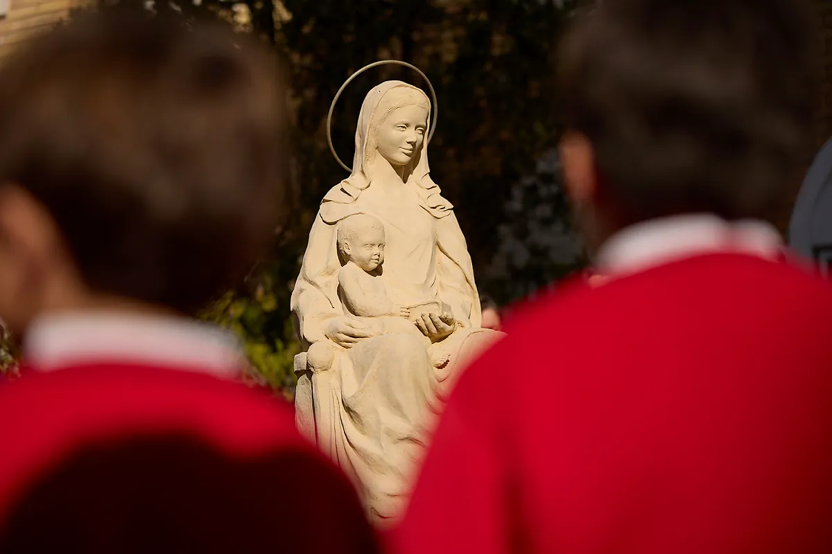 Los pupitres vacíos en su nuevo colegio de Pepe y Cristina, los hijos de la vecina que se hizo famosa con María del Monte