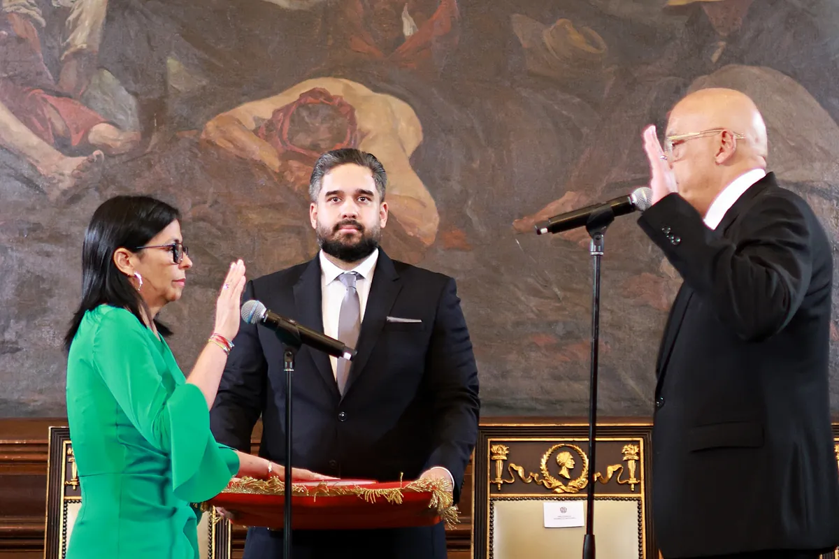 Ibéyise Pacheco, escritora venezolana y biógrafa de los Rodríguez: "Delcy y Jorge son capaces de todo por el poder. Hasta de traicionar a su padre"