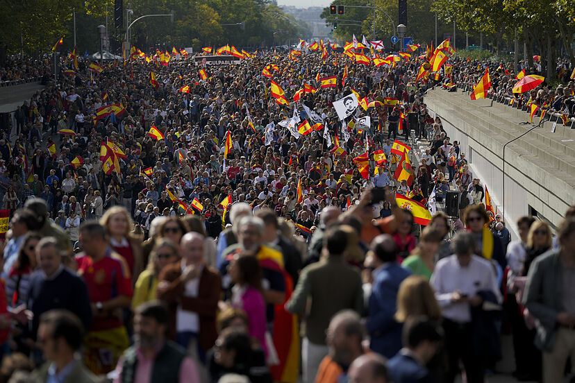 Miles de personas exigen elecciones en una manifestación con PP y Vox: "El  enemigo común es Sánchez" | España