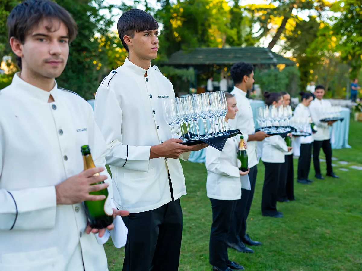 Del servicio de los aperitivos al momento tenso de la cocción de la lubina Wellington: así se prepara el catering de una boda de lujo