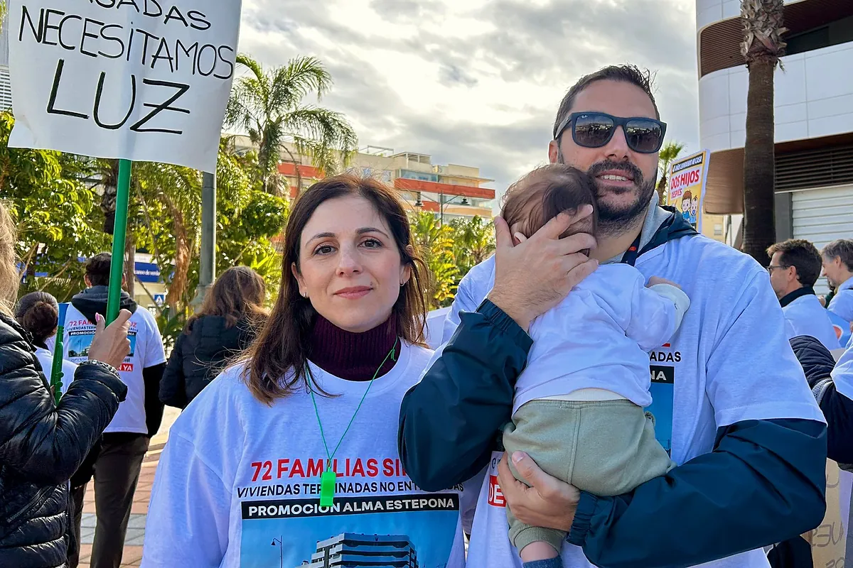 Volver a casa de papá, compartir piso o vivir en una caravana, la desesperada situación de los afectados de la urbanización Alma, en Estepona (Málaga)