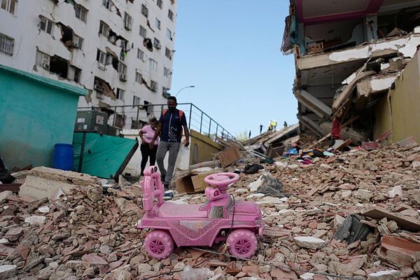 Un juguete sobre los escombros tras los terremotos de Venezuela.