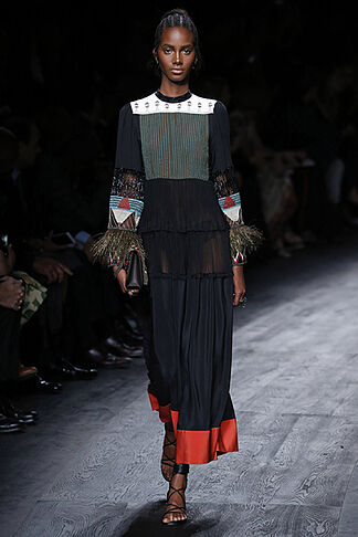 Valentino y la seducci�n de la noche africana