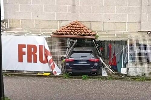 Un anciano herido en Vigo despu�s de que un veh�culo se estrelle y acabe dentro de su casa