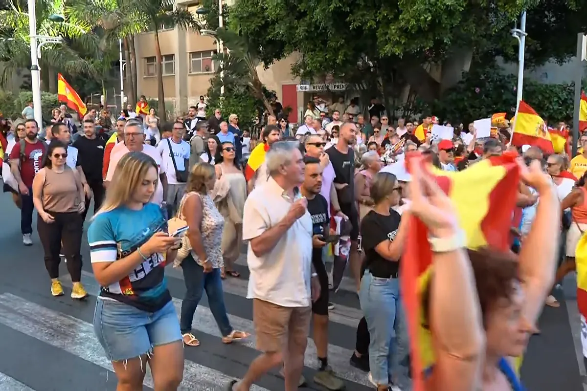 Cientos de personas vuelven a protestar en Ceuta contra la crisis migratoria