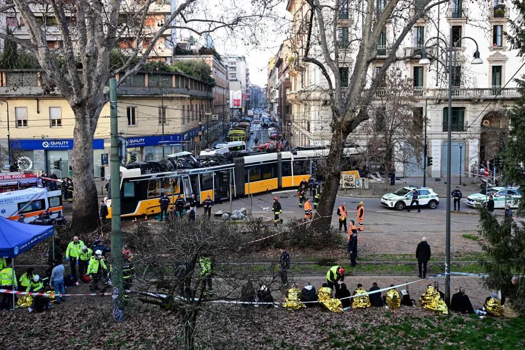 Dos muertos y decenas de heridos, varios de ellos graves, al descarrilar un tranvía en el centro de Milán y estrellarse contra un edificio