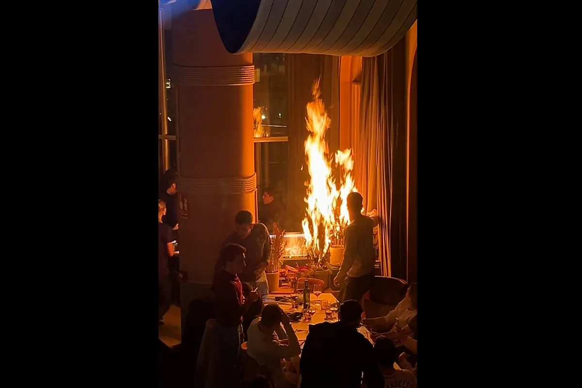Un 'show' con bengalas provoca un incendio y el desalojo del restaurante Fanático, uno de los locales de moda en la capital: «Nos cobraron la cena que no pudimos terminar»