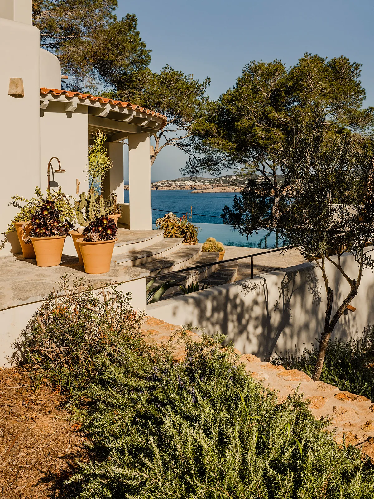 La transformación de una casa payesa de Ibiza en un refugio para el relax sobre el mar