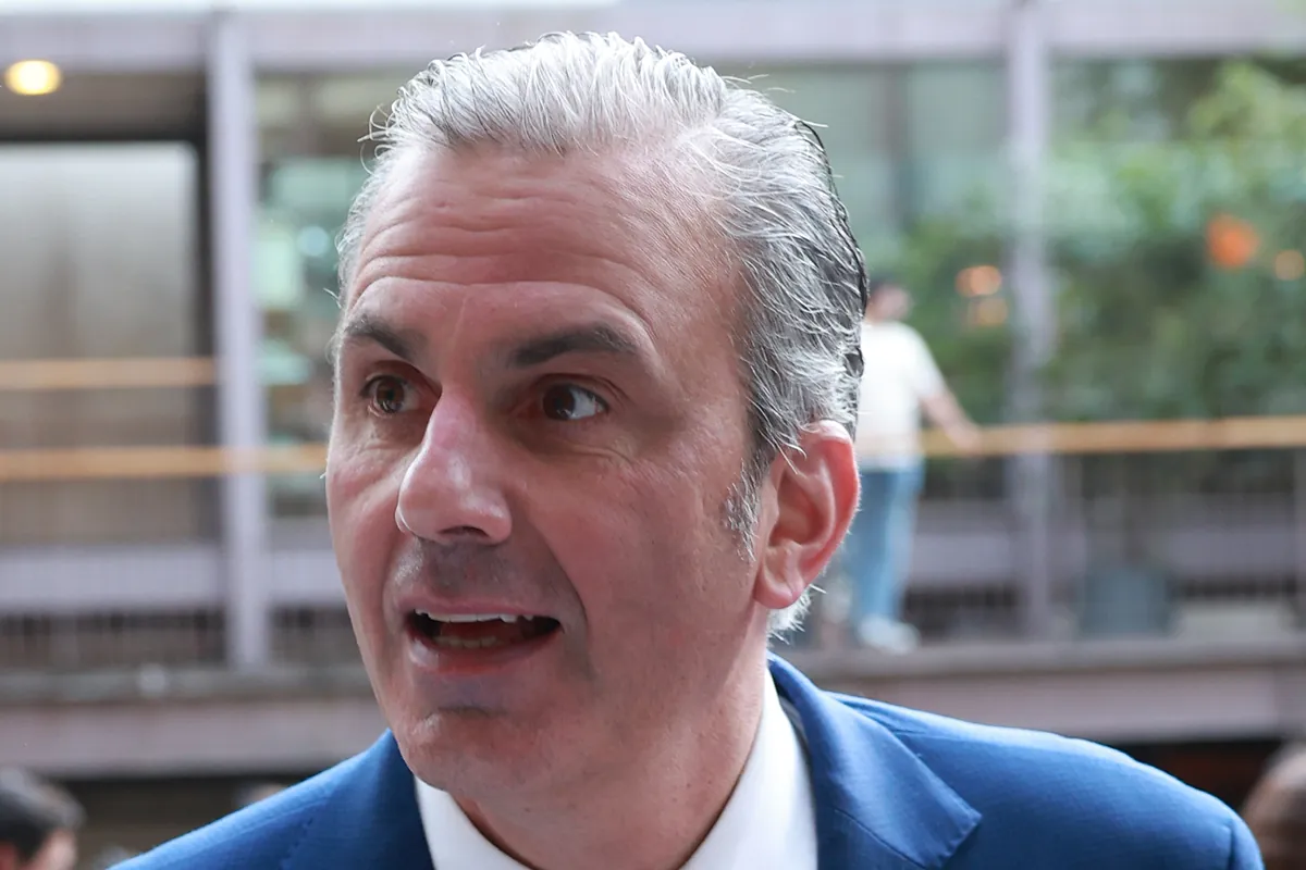 El detective de LOC: el grupo de jóvenes uniformados que acompañaba a Javier Ortega Smith por la calle