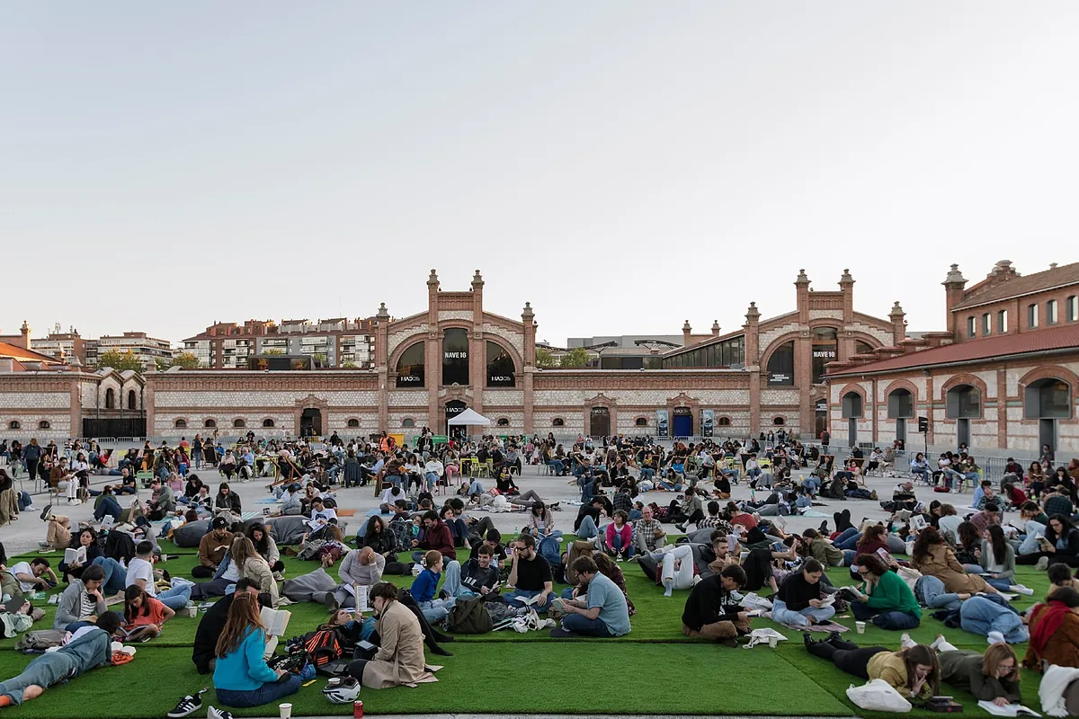 El libro desborda su día en Madrid y se multiplica en festivales, picnic de lectura, Quijote dramatizado y ferias de barrio