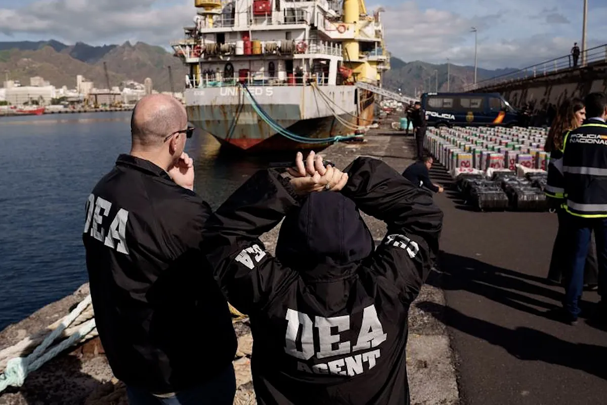 Interceptan cerca de Canarias el mayor alijo de cocaína en Europa con 9,9 toneladas