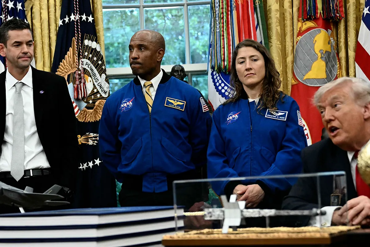 Trump 'piropea' las orejas del jefe de la NASA y le insinúa que quiere ir al espacio: "¿Se le permite a un presidente?"