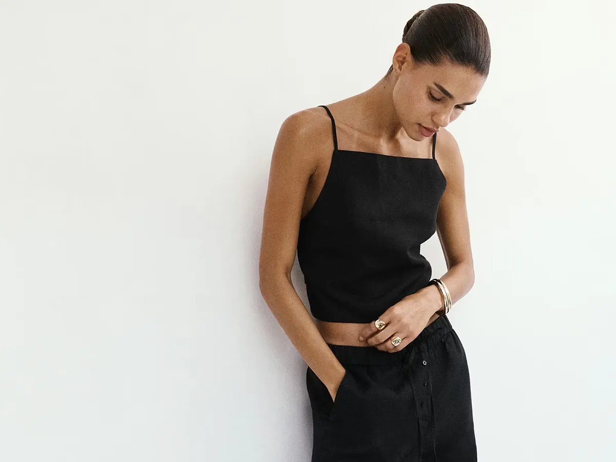Mango tiene las 8 nuevas prendas de lino más frescas y cómodas para combatir el calor: de pantalones fluidos a blusas de rayas