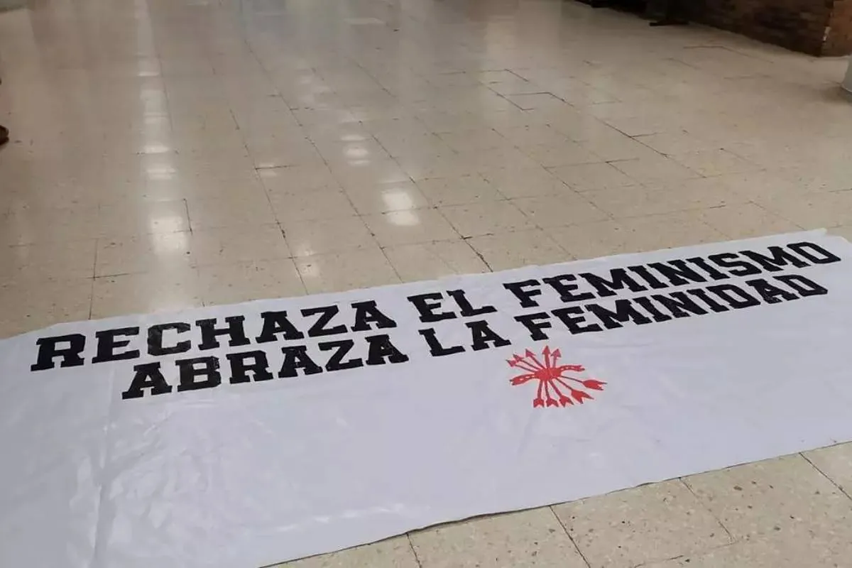 30 kapüşonlu adamdan oluşan bir grup, Madrid Complutense Üniversitesi'ndeki 8-M materyaline zarar verdi