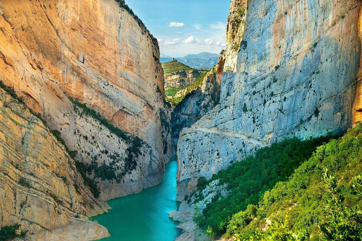 La ruta con pasarelas y grandes desfiladeros que parece el Caminito del Rey, pero es menos frecuentada y está ubicada entre Aragón y Cataluña