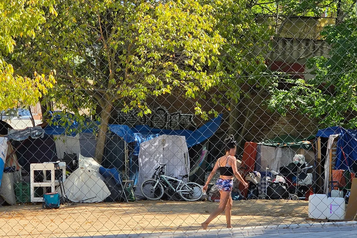 El asentamiento ilegal de la calle Villaamil, a punto de ser desalojado: "A las cinco de la mañana se lían a dar golpes con la chatarra... Me hacen salir de casa a preguntarles qué pasa"
