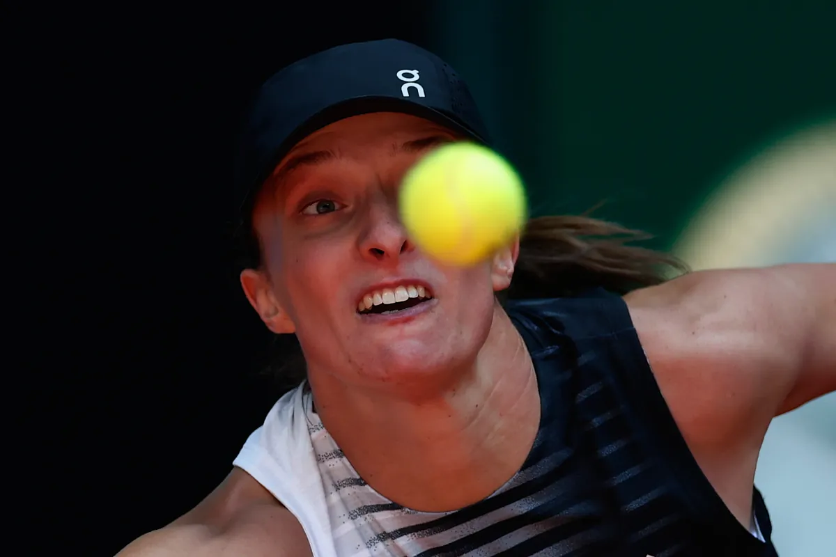 Swiatek no levanta cabeza: abandona en tercera ronda, víctima de un virus