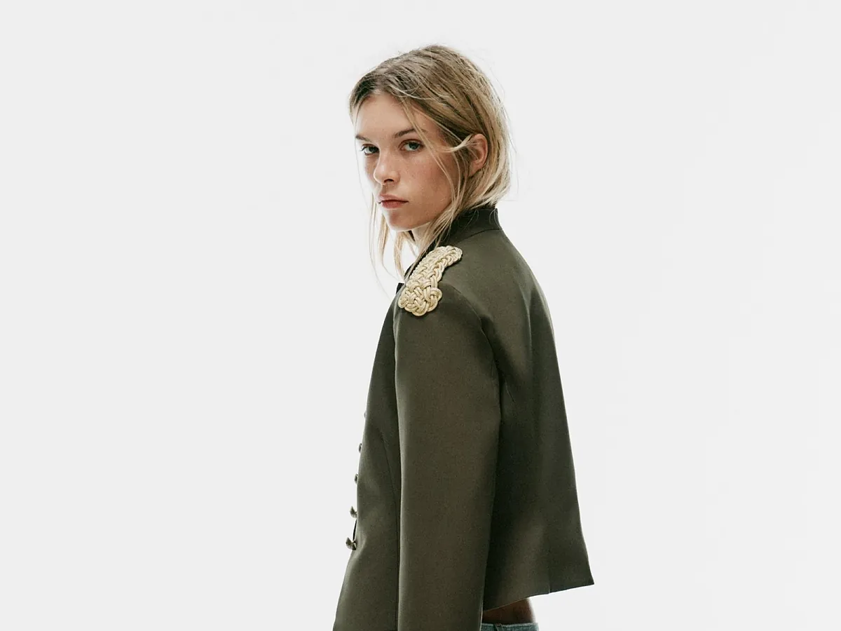 Nuevo en Zara: la chaqueta favorita de las pijas vuelve este otoño, pero en uno de los colores más tendencia de la temporada