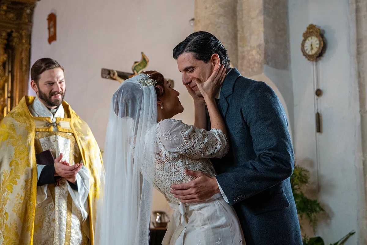 'La Promesa', avance del capítulo 779 del jueves 19 de febrero: Toño y Enora se casan tras un romántico 'sí, quiero'