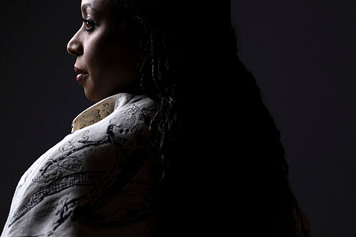 Chimamanda Ngozi Adichie acusa de negligencia al hospital por la muerte de su hijo de 21 meses