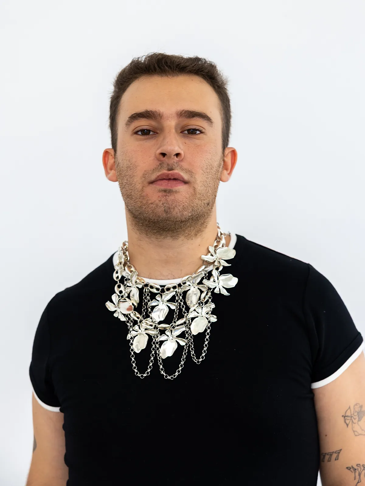 Álvaro Machero, el joven diseñador que ha conquistado a las estrellas sin saber coser: "Le hice una falda a Lamine Yamal y un look a Lola Índigo"