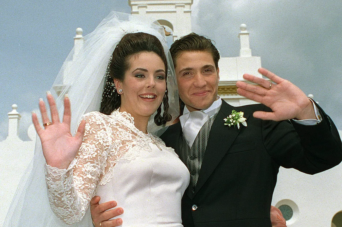 30 años de la boda barroca de Rociíto con Antonio David: cabellera de una princesa peruana, lentillas azul eléctrico, uñas de porcelana china y... "estamos tan a gustito"
