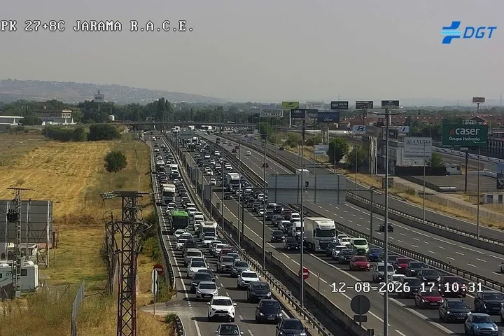 Madrid colapsa camino del norte para ver el eclipse total: kilómetros de retenciones en la A-1, la A-3 y la A-6