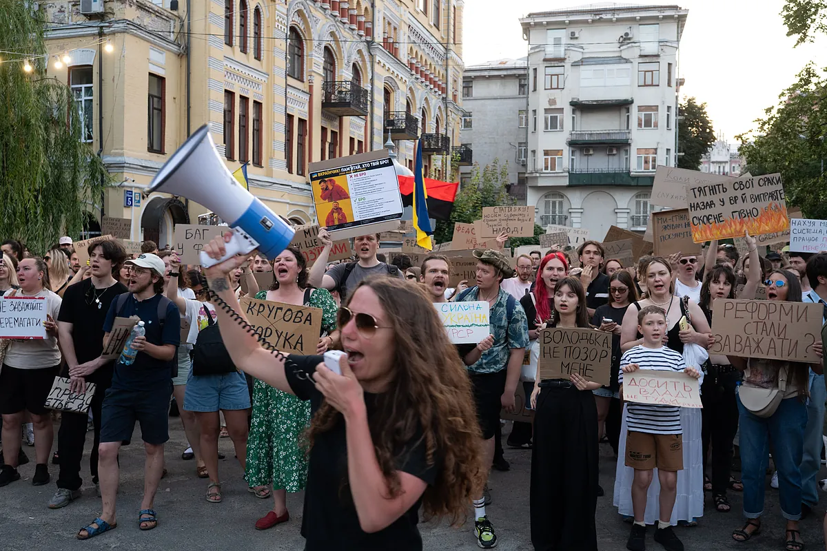 Miles de manifestantes protestan en Kiev contra la destitución del ministro de Defensa Fedorov