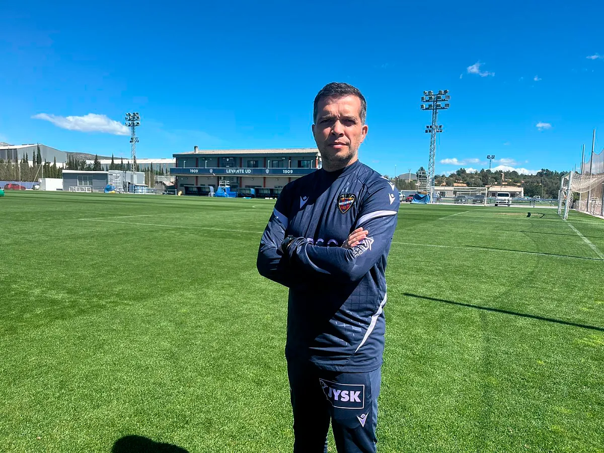 Luís Castro dirige un entrenamiento del Levante en la Ciudad Deportiva de Buñol junto a varios jugadores del primer equipo.