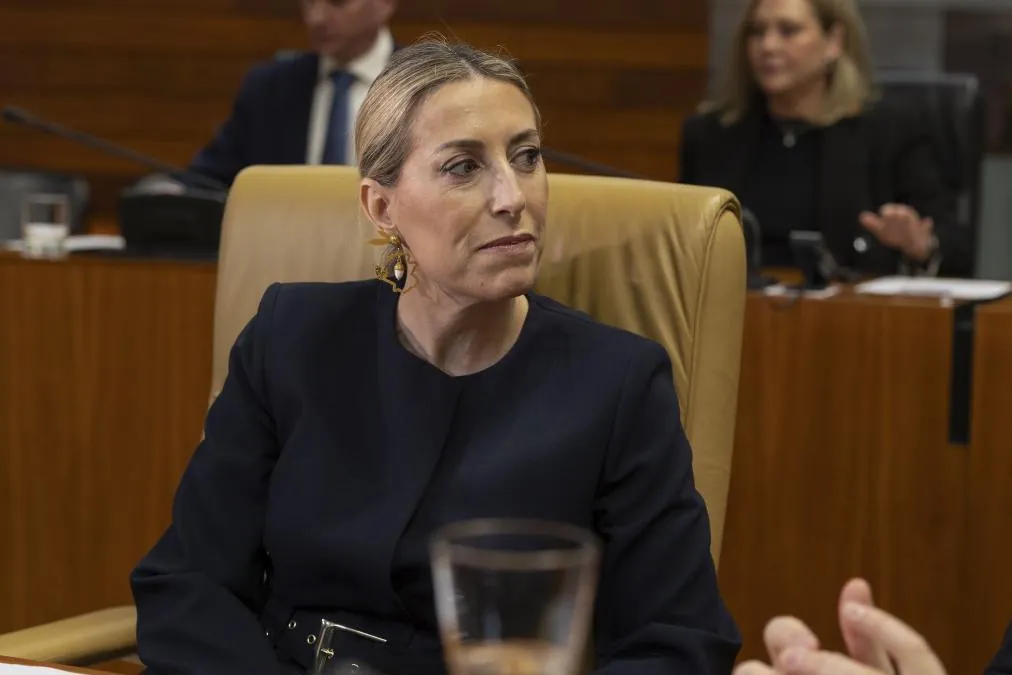 Guardiola y Vox se acercan en Extremadura con un primer pacto para evitar la paralización de la Administración por el Gobierno en funciones