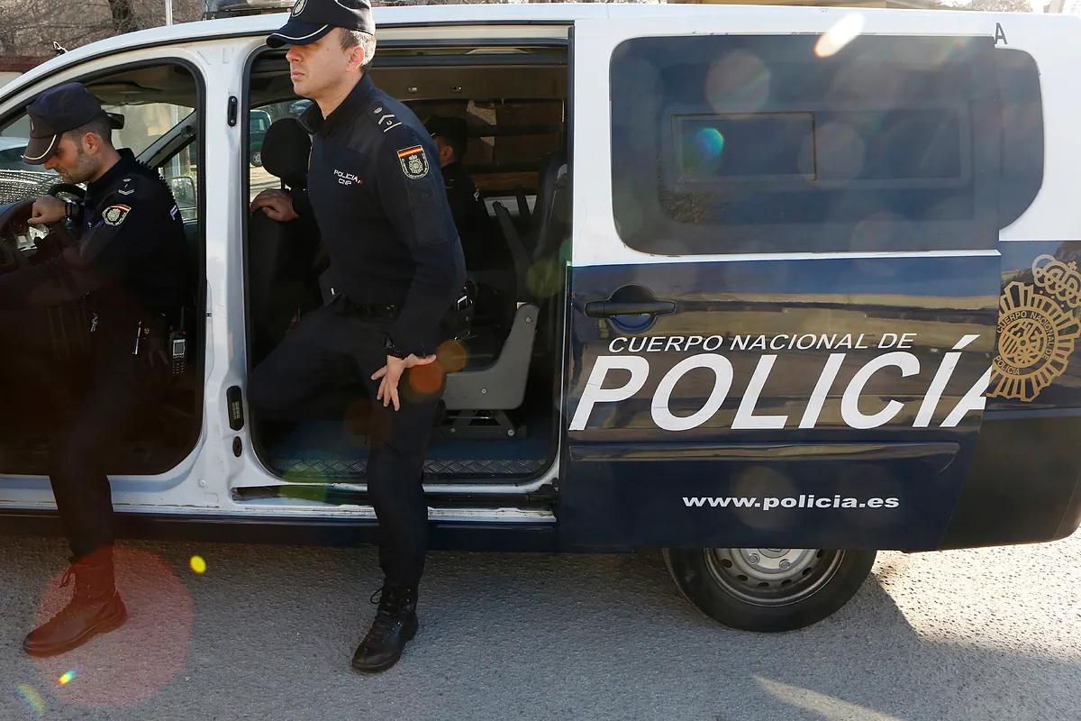 Detenido tras atrincherarse en su piso de Madrid, agredir a una mujer y lanzar una granada de mano a la Policía desde un séptimo piso