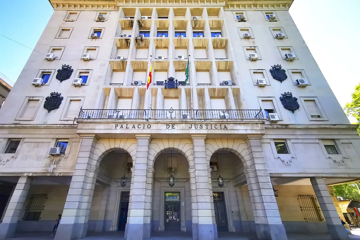 Condenan a dos años de prisión a un falso cura sevillano por estafar a personas "en mala situación económica"