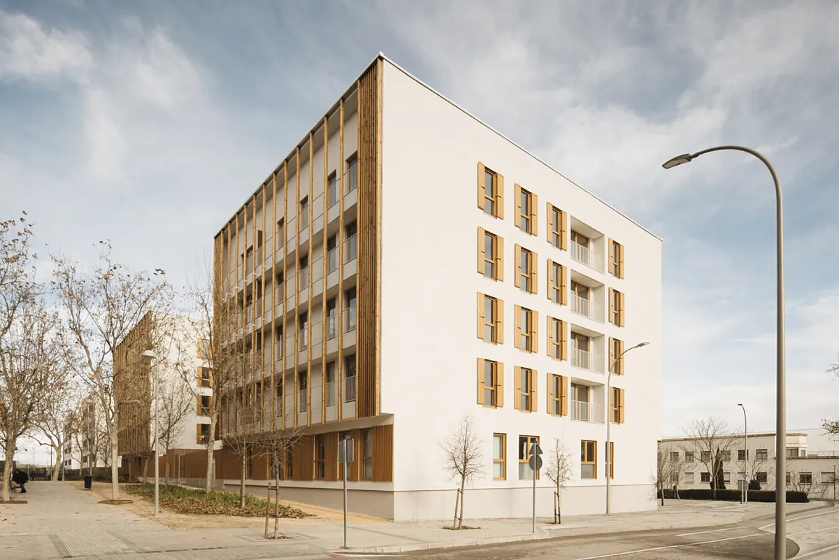 Almeida ampliará el alquiler de viviendas públicas a rentas medias hasta 62.000 euros