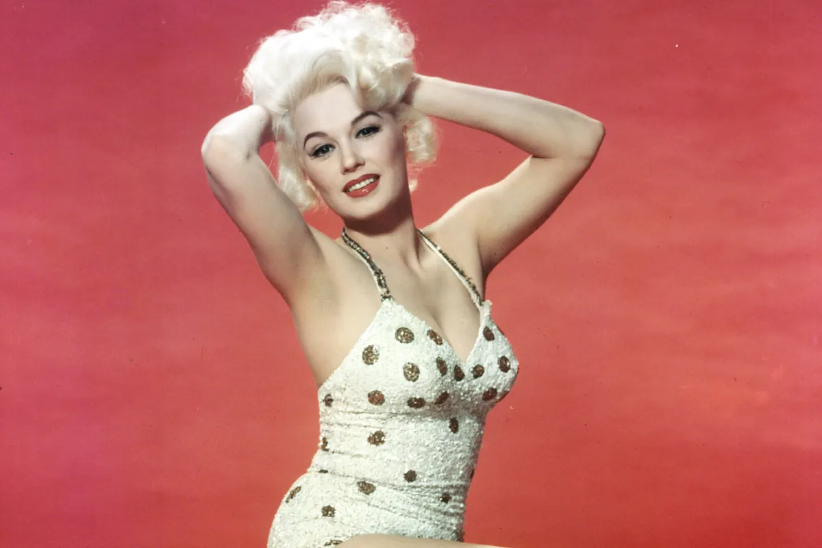 La última superviviente del Hollywood dorado Mamie Van Doren: "Una nueva estrella en su primera película era como sangre en el agua para los tiburones machos del estudio"