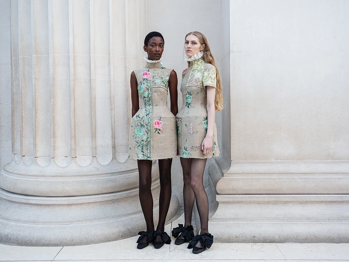 El diseñador Erdem celebra sus 20 años de historia: "Especialmente en tiempos difíciles, la belleza puede ser una forma de cuidado"