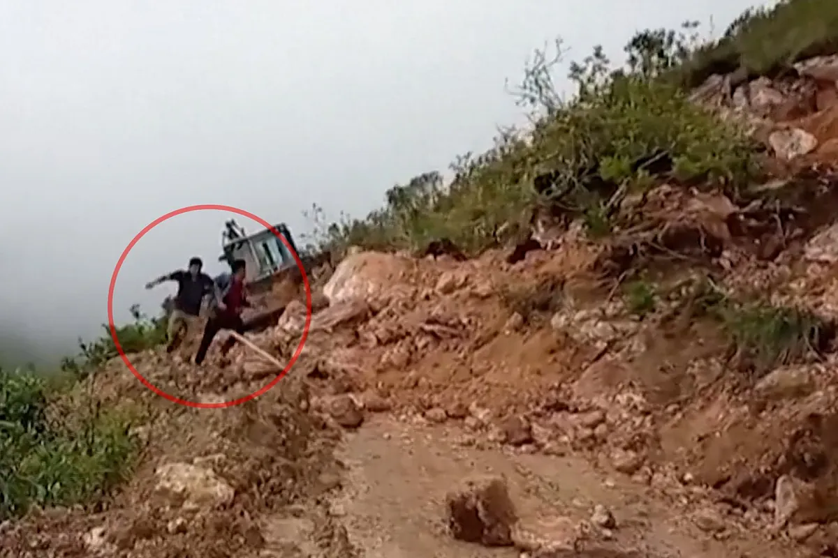 Dos hombres escapan in extremis de un desplazamiento de tierra