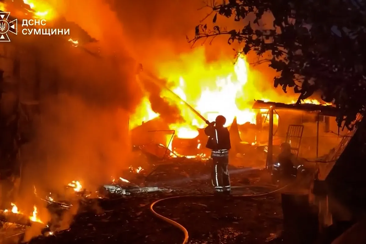 Bomberos ucranianos apagan lo fuegos tras un ataque ruso en Sumy en el que han muerto tres personas