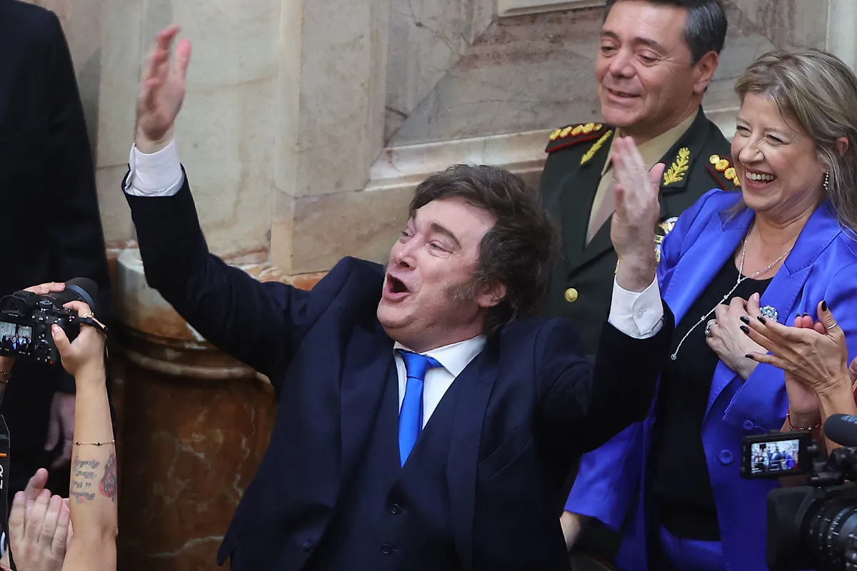 Milei, en la cima de su poder, ataca al peronismo y a su vicepresidente mientras promete rediseñar Argentina: "Nuestro país está saliendo de la adolescencia"