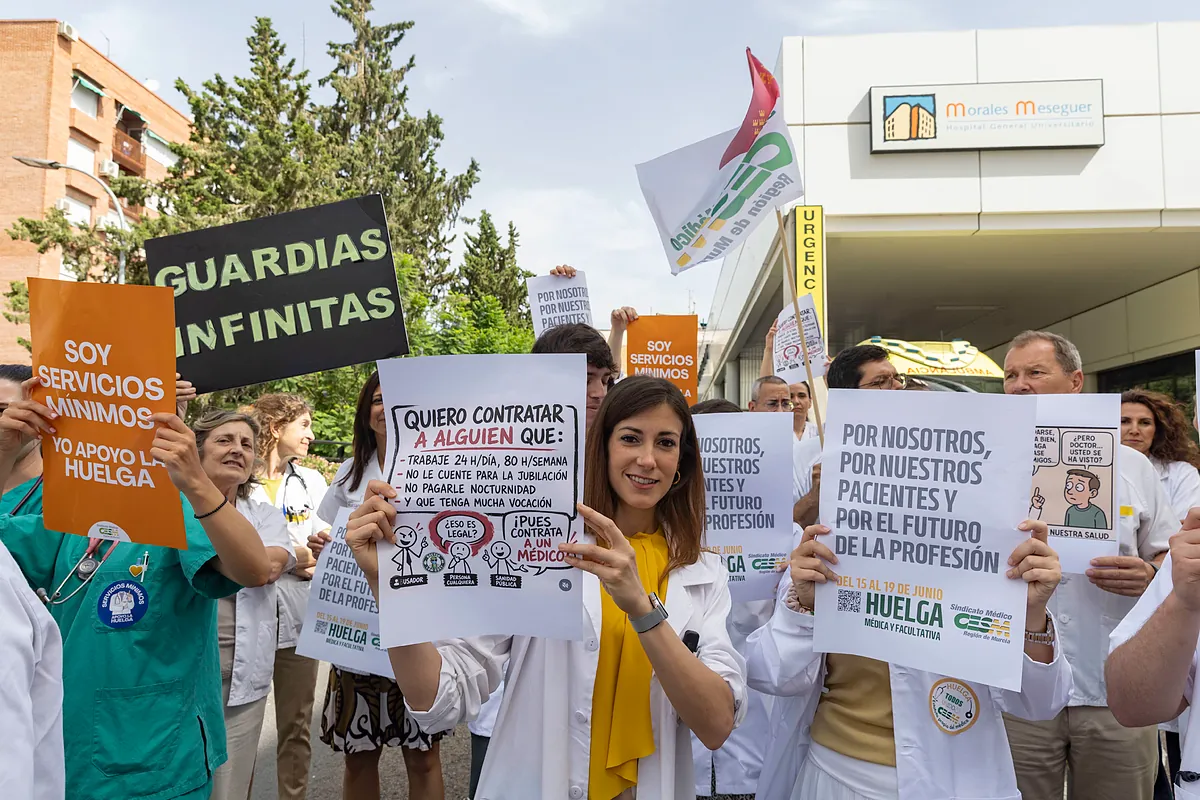 Pacientes y autonomías pagan la factura de las huelgas médicas sin que Mónica García haya logrado frenarlas