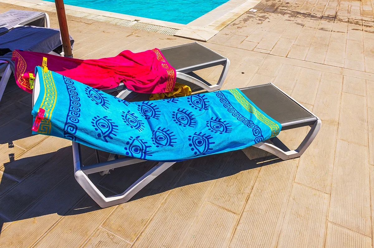 Un turista recibe 900 euros de compensación tras sus quejas por no encontrar tumbona libre en un hotel de Grecia en el que la gente las reservaba dejando su toalla