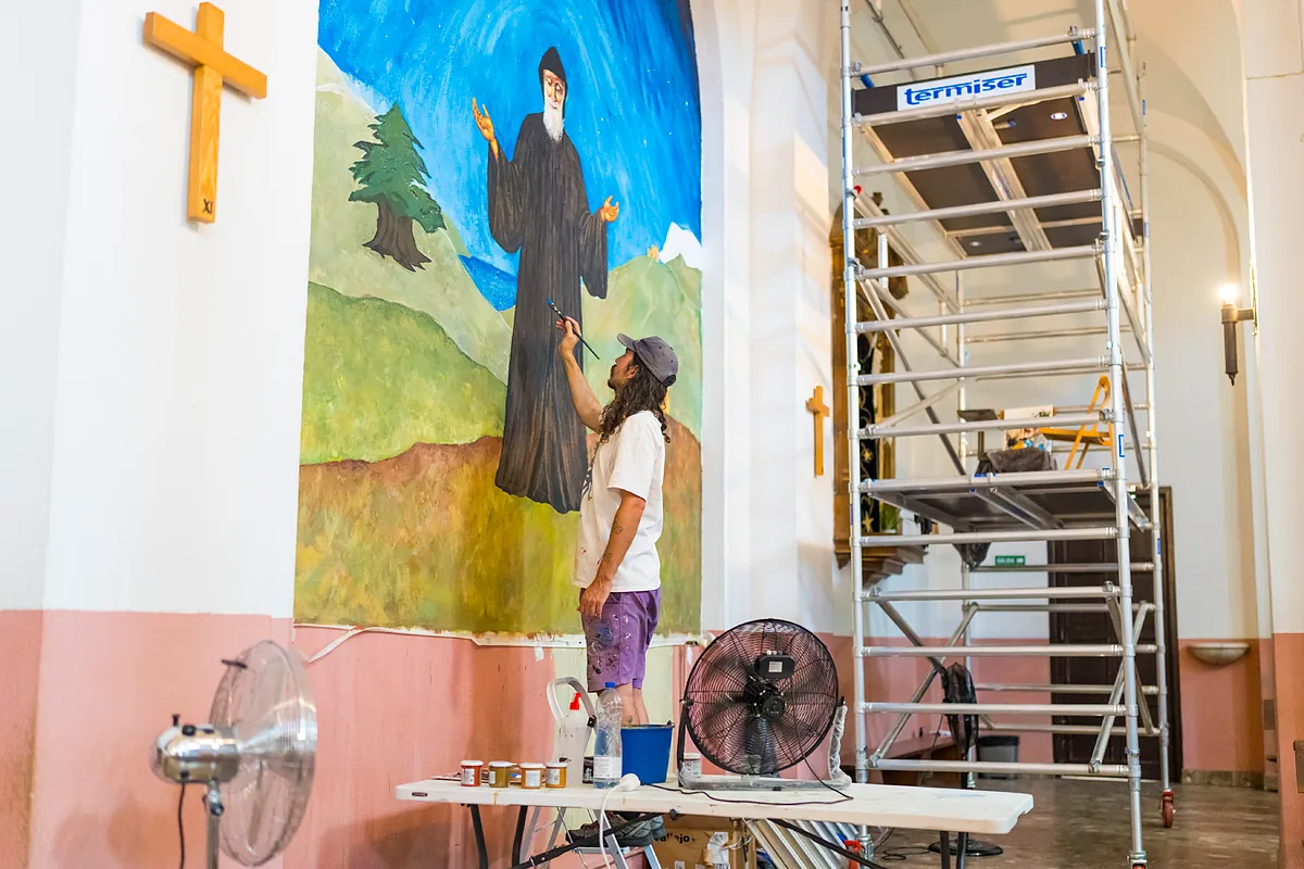 El mural que sorprende a los feligreses de una iglesia del barrio de Carabanchel