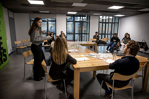 El politiqueo y el discurso vac�o alejan a los 'zeta' del debate: los j�venes piden voz en el dise�o de medidas y que hablen su idioma